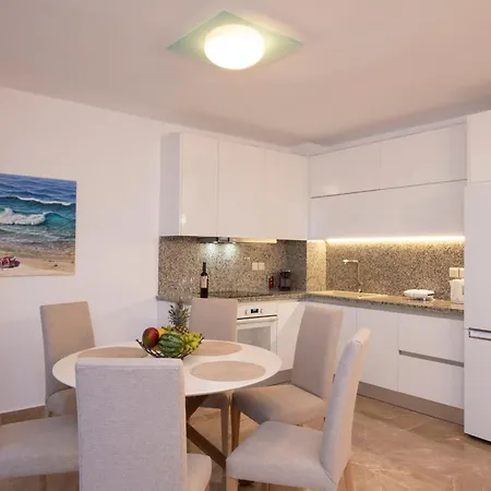 Nyaraló Marelia - Seafront With Infinity Pool