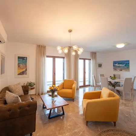 Nyaraló Marelia - Seafront With Infinity Pool *