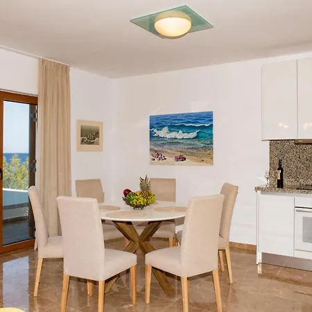 Nyaraló Marelia - Seafront With Infinity Pool *